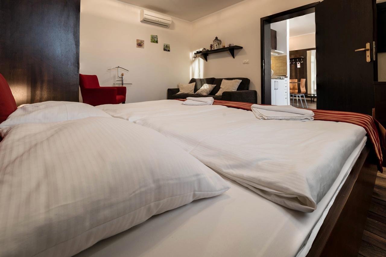 Apartman Mirka - Hotel Luka เบเชนยอวา ภายนอก รูปภาพ