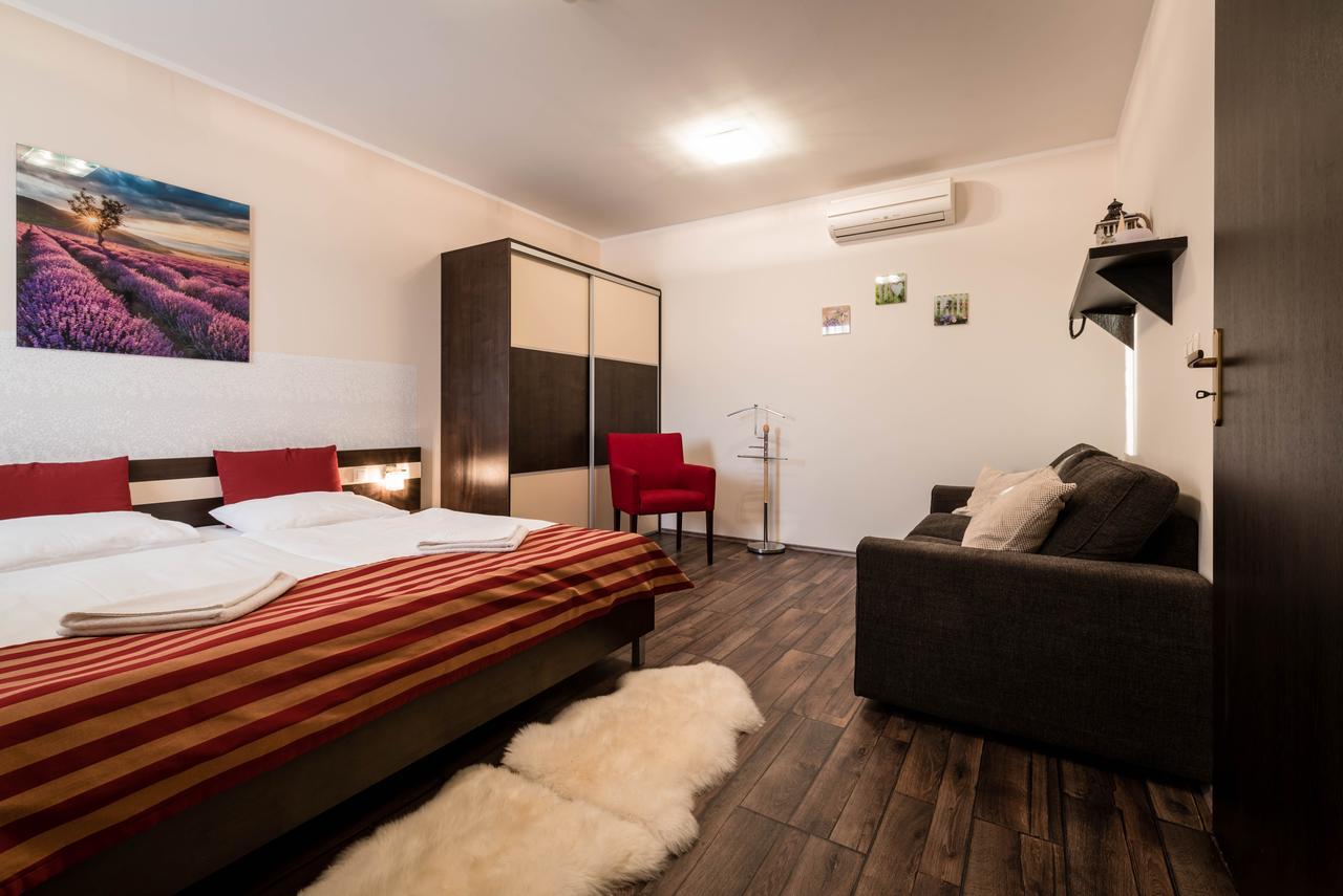 Apartman Mirka - Hotel Luka เบเชนยอวา ภายนอก รูปภาพ