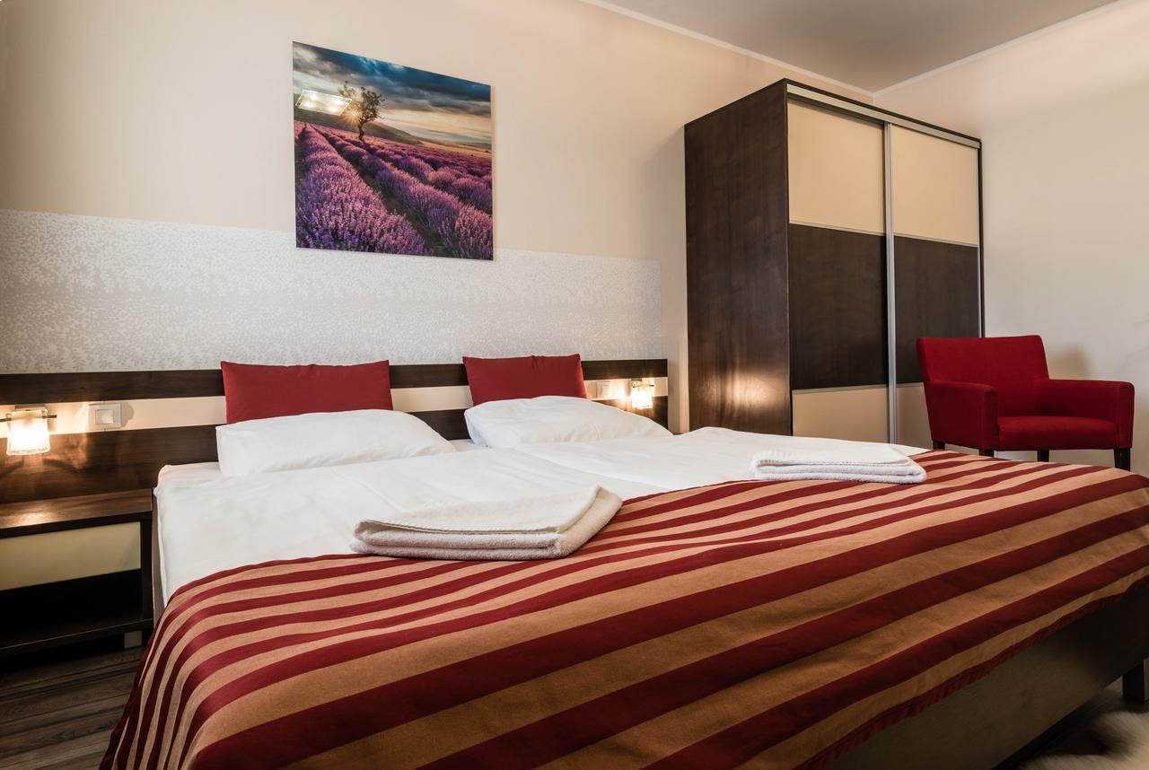 Apartman Mirka - Hotel Luka เบเชนยอวา ภายนอก รูปภาพ